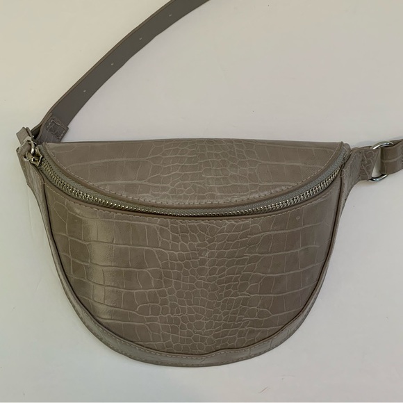Crocodile-patterned Belt Bag - Picture 5 of 10
